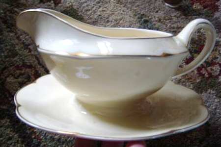 A6962 Gravy Boat with Attached Underplate