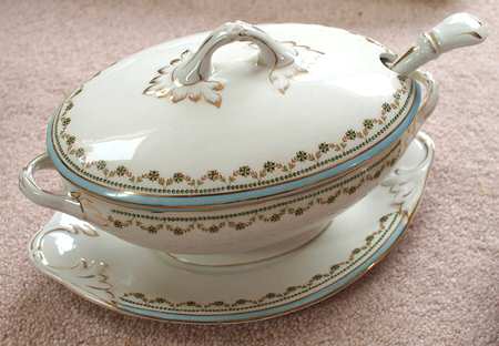 WOO164 Sauce Boat & Lid & Underplate & Ladle