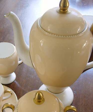 April Champagne Coffee Pot & Lid