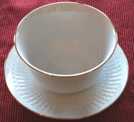 WIG749 Gravy Boat with Attached Underplate