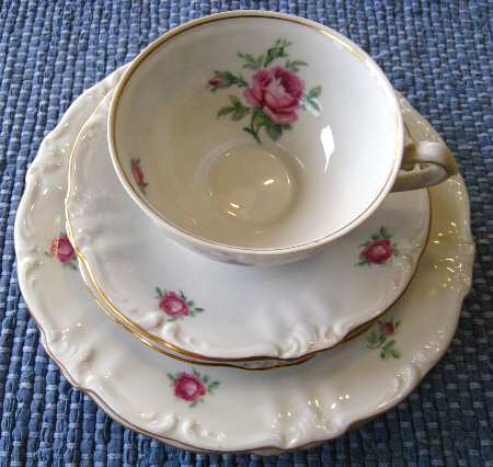 WIG769 Footed Cup & Saucer Set