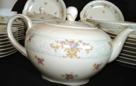 WIG779 Teapot & Lid
