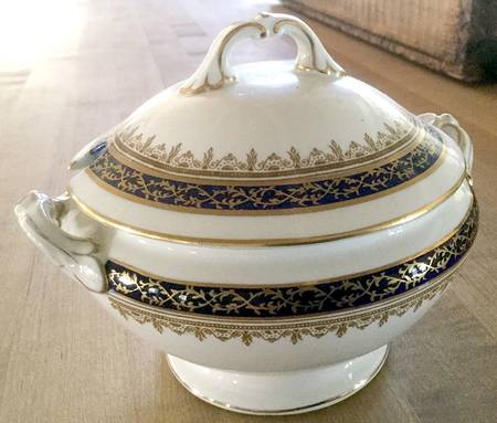 8820 Small Round Covered Vegetable