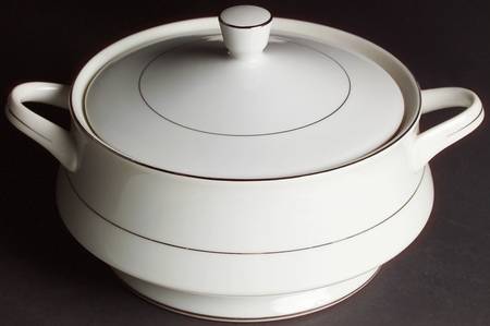 Crown Platino Round Covered Vegetable