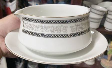 YSJ4 Gravy Boat with Attached Underplate