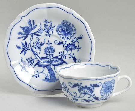 Blue Onion Footed Cup & Saucer Set by Zwiebelmuster