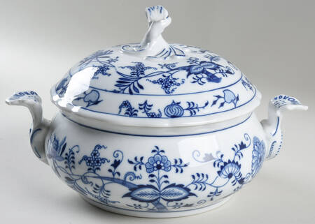 Blue Onion Round Covered Vegetable by Zwiebelmuster