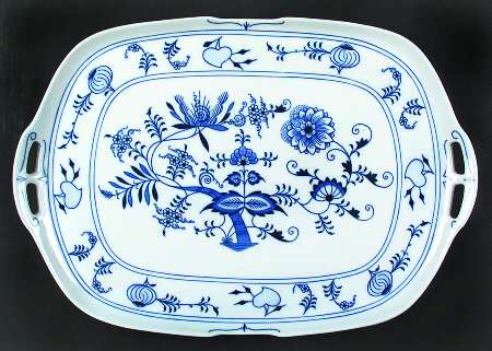 Blue Onion Handled Serving Tray by Zwiebelmuster