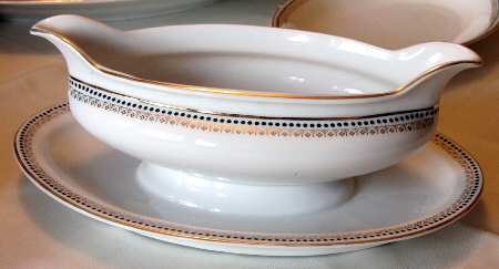 9311 Gravy Boat with Attached Underplate