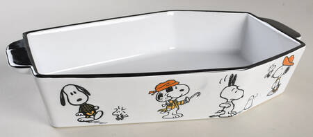 Peanuts Halloween 2 Qt Coffin Shaped Figural Baker No Lid