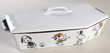 Peanuts Halloween 2 Qt Coffin Shaped Figural Baker & Lid