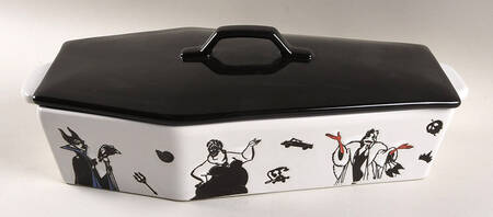Disney Villians 2 Qt Coffin Shaped Figural Baker & Lid