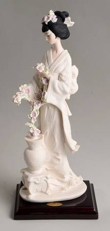 Oriental Inspiration Oriental Lady With Vase - No Box
