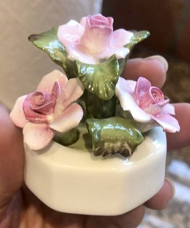 Floral Figurine Pot W/Pink Roses - Boxed