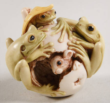 Netsuke The Big Apple - Green Frogs - Boxed