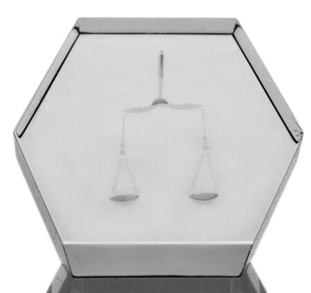 Baccarat Paperweight Etched Design Hexagon - Boxed