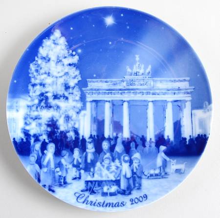German Christmas Plates Christmas Eve At The Brandenburer Tor - Boxed