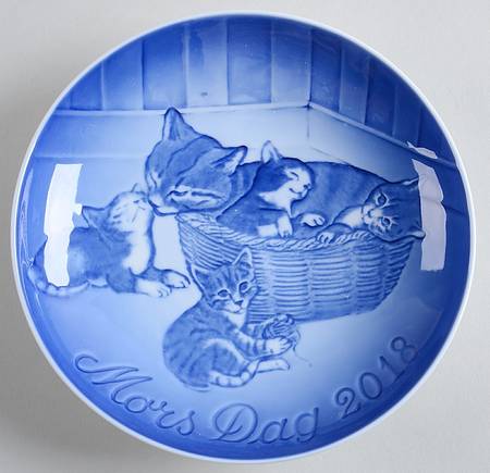 Mother's Day Plate Cat With Her Kittens - Boxed