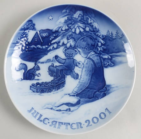 Annual Christmas Plate Playing In The Snow - Boxed