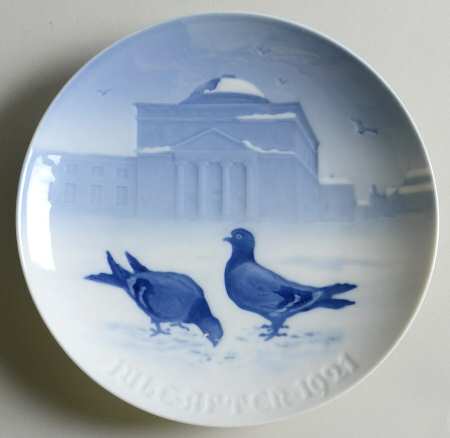 Annual Christmas Plate Pigeons In The Castle Court - No Box