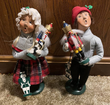 Traditional Assorted Carolers Girl With Nutcracker-Grey Coat - No Box Nb1615