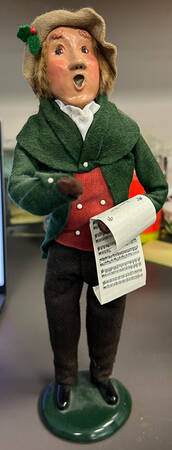 Traditional Assorted Carolers Man With Music-Green Coat - No Box Nb1750
