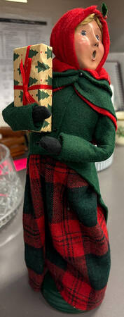 Traditional Assorted Carolers Woman With Gift-Green - No Box Nb1767