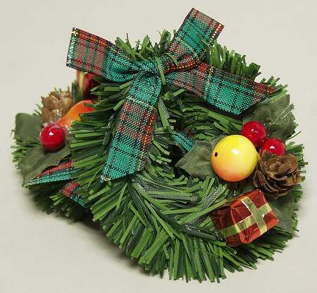 Traditional Assorted Carolers Two Large Wreaths - No Box