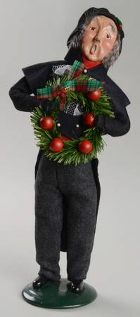 Traditional Assorted Carolers Grandfather With Apple Wreath - No Box