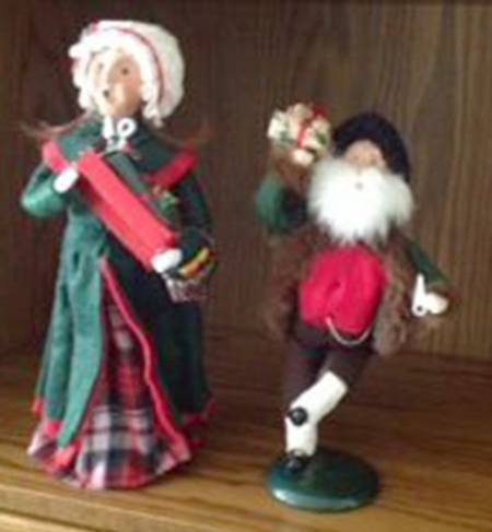 Traditional Assorted Carolers Girl With Gifts-Green Coat - Nb915, No Box