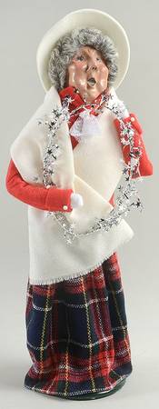 Traditional Assorted Carolers Grandmother With Garland - No Box Nb1511