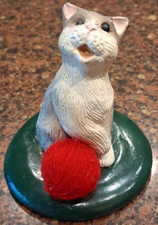 Singing Cats Tan&White Cat W/ Red Yarn Ball - No Box