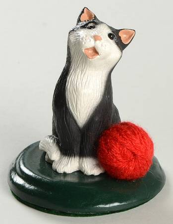 Singing Cats Tuxedo Cat With Red Yarn - No Box