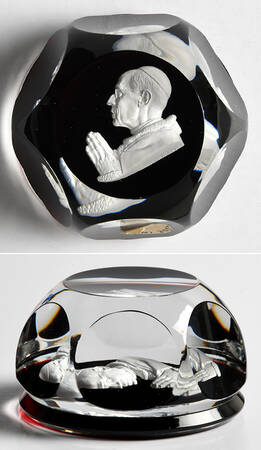 Sulphide Paperweight Pope Pius Xii - Red Smooth Base - No Box