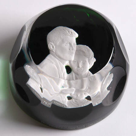 Cristal D' Albert Paperweight John F Kennedy & Mrs J. Kennedy - With Box
