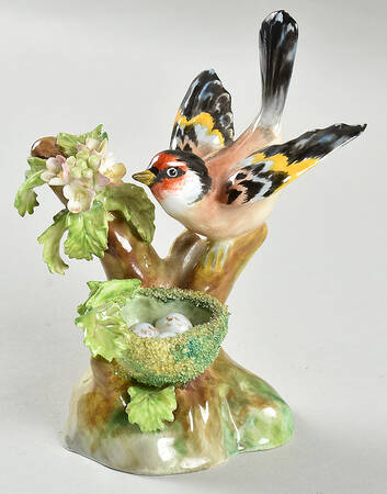 Bird Figurines Wren Feeding Babies - No Box