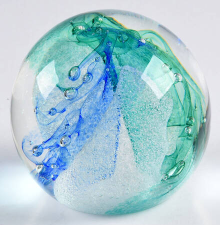 Caithness Paperweight Ruffles - With Box Bx777