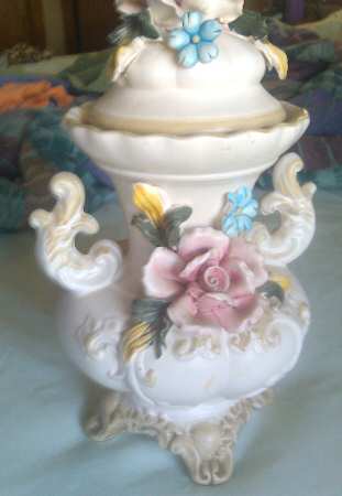 Capodimonte Giftware Floral Urn W/ Lid - No Box
