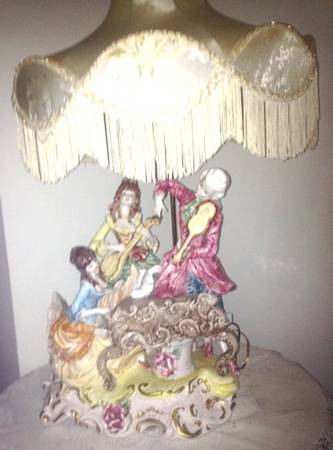 Capodimonte Giftware Musical Couple Lamp W/ Shade - No Box