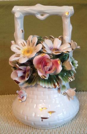 Capodimonte Giftware Wishing Well With Flowers - No Box