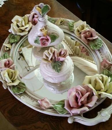 Capodimonte Giftware Powder Box - No Box