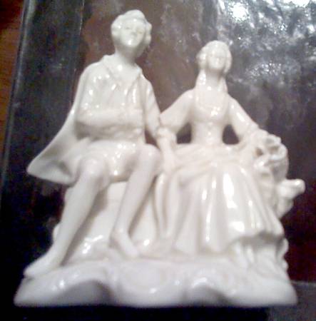 Capodimonte Giftware Colonial Couple-White - No Box