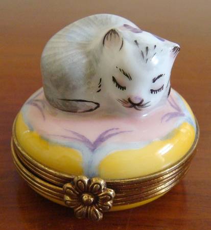 Chamart Exclusives Limoges Box Sleeping Cat On Yellow Pillow - Boxed