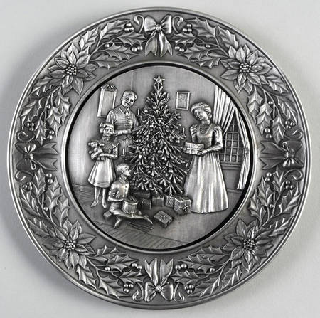 Chilmark Christmas Plate Trimming The Tree - Boxed