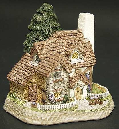 Collectors Guild Scene Mistletoe Cottage - Boxed