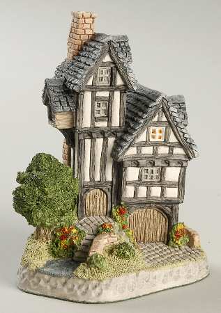 English Village Engine House-Brown Door - Boxed