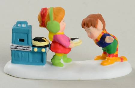 North Pole Village Sharing Easy-Bake Cake - Boxed