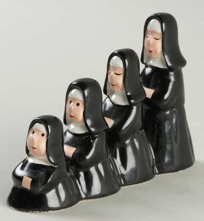 Snow Village Singing Nuns - With Box Bx854