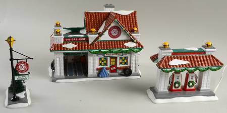 Snow Village Rocky's 56 Filling Station  - With Box Bx824