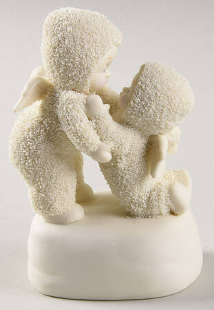 Snowbabies Reach For A Hug - With Box Bx934